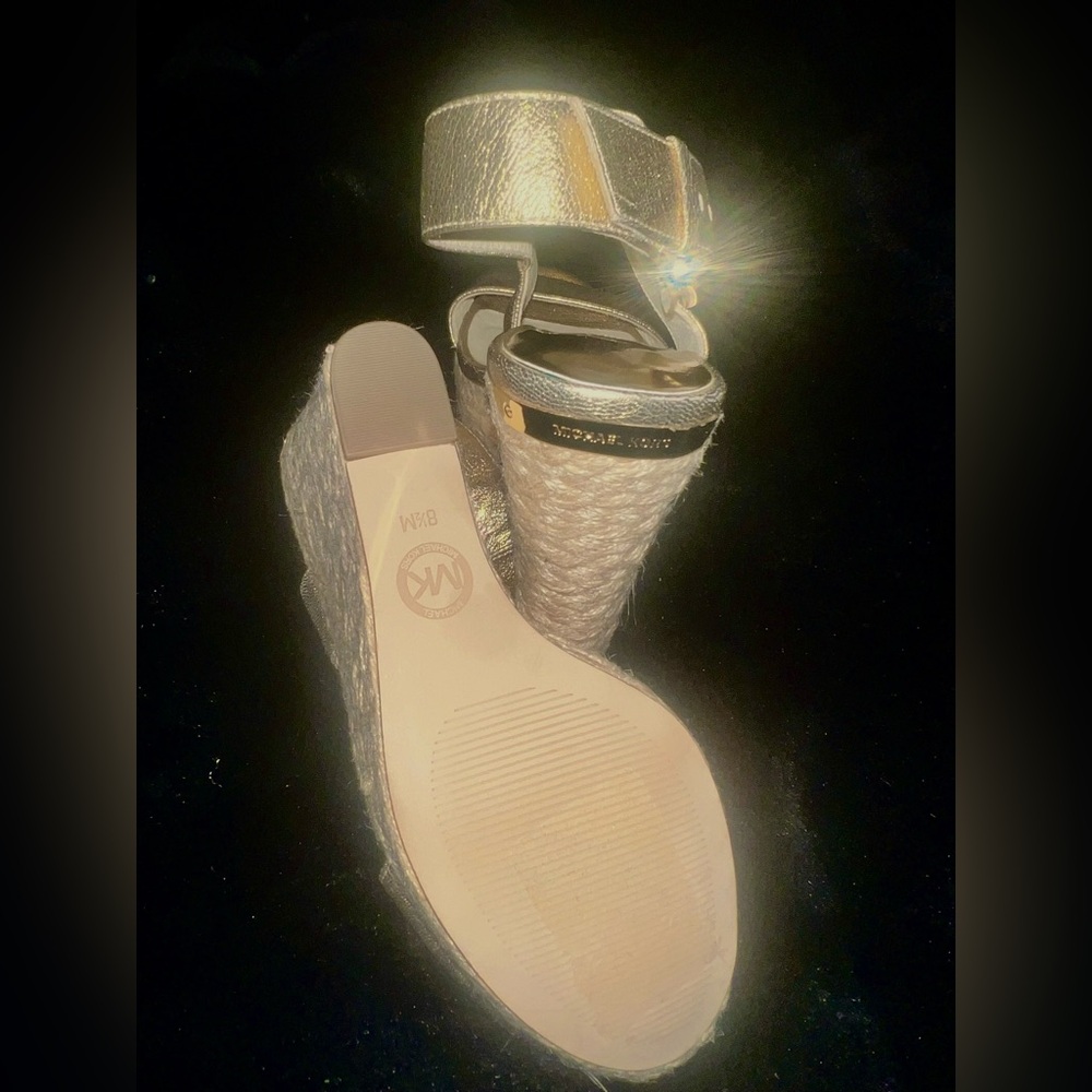 Michael Kors Pale Gold Metallic Wedge Sandals 8.5 M - Picture 3 of 3